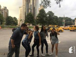 scavenger hunts are good team building activities in NYC