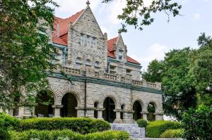 Explore the mansions on a tour of New Orleans