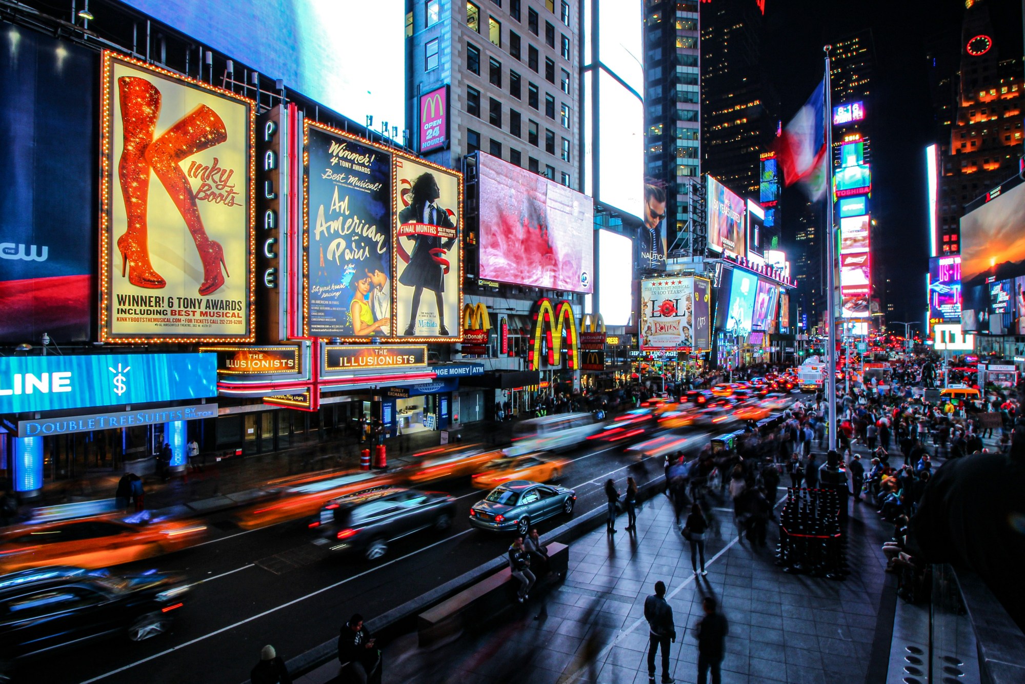 florian-wehde-iVW7mZPwd4g-unsplash a close up of a busy city street